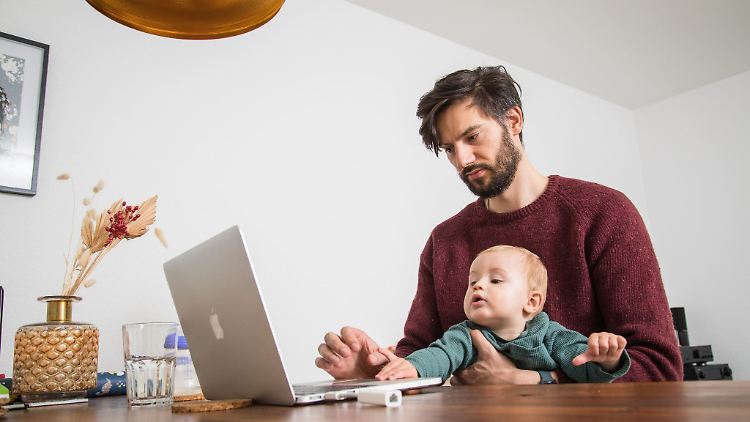 Die Brückenteilzeit kann Beschäftigte entlasten - etwa, wenn sich Vollzeitjob und Kinderbetreuung nur schwer vereinbaren lassen.