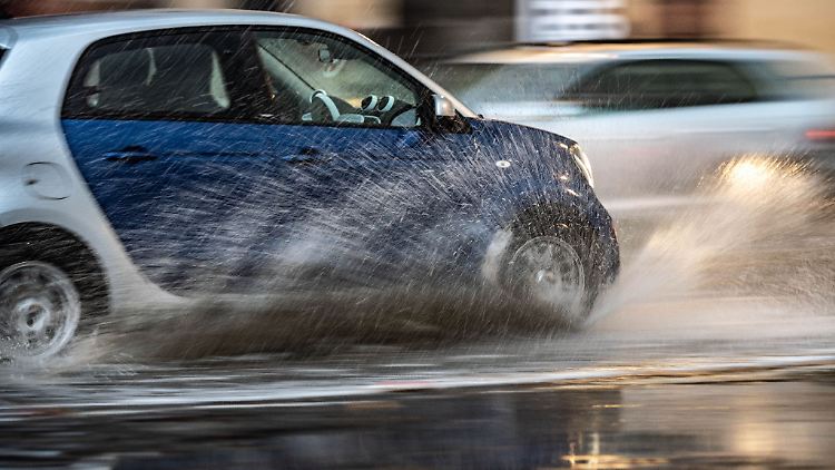 Bei starkem Regen kann es zu Aquaplaning kommen - dann ist eine ausreichende Profiltiefe der Reifen für sicheres Fahren ein Muss.