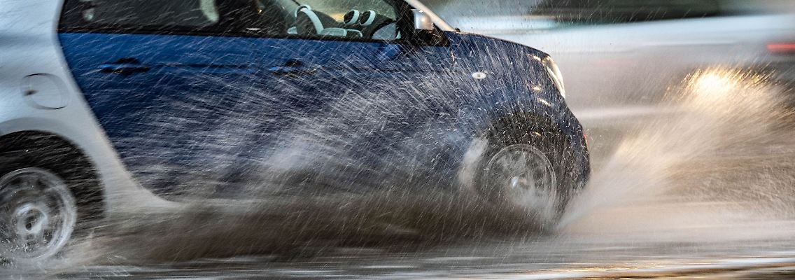 Bei starkem Regen kann es zu Aquaplaning kommen - dann ist eine ausreichende Profiltiefe der Reifen für sicheres Fahren ein Muss.jpg