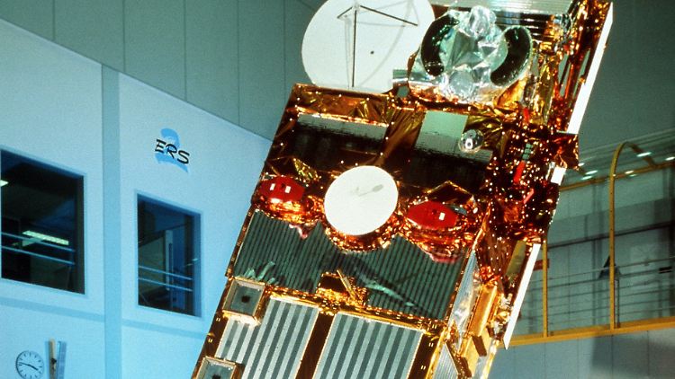 Eine lange Reise geht zu Ende: ERS-2 im Labor der ESA. 