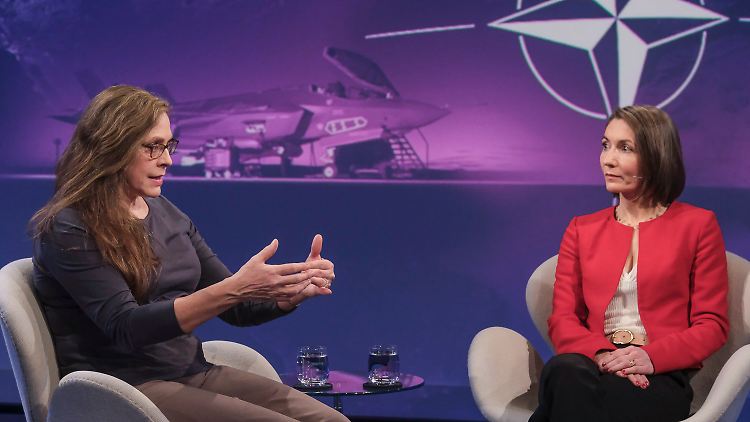 Ein Teil der Ukraine sollte der NATO beitreten: Die US-Historikerin Sarotte (l) diskutiert mit der Politikwissenschaftlerin Major. 