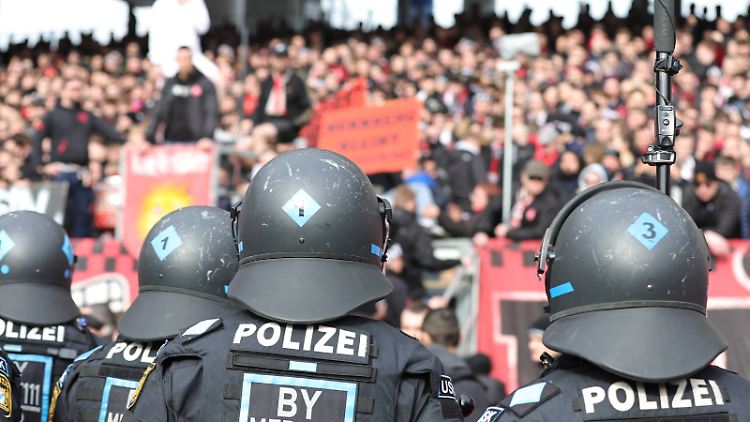Das Vorgehen der Polizei gegen Fußballfans steht immer wieder in der Kritik.