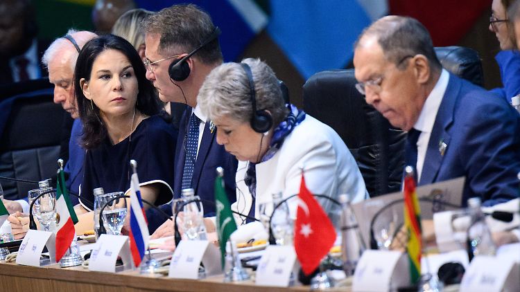 Zwischen Baerbock und Lawrow sitzen der italienische Vize-Außenminister Edmondo Cirielli und die mexikanische Außenministerin Alicia Barcena Ibarra.