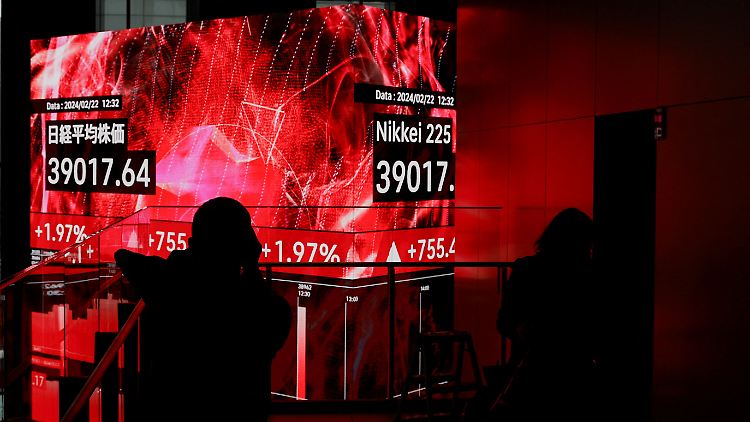 2024-02-22T044310Z_1642458036_RC2F76AJJRFG_RTRMADP_3_JAPAN-STOCKS.JPG