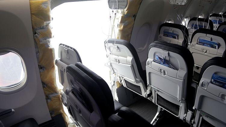 In der Wand von Sitzreihe 26 des Alaska-Airlines-Flugs klaffte unvermittelt ein Loch.