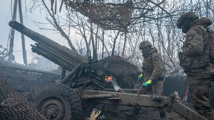 Ukrainische Soldaten laden eine Artillerieeinheit an der Frontlinie im Gebiet Donezk. 