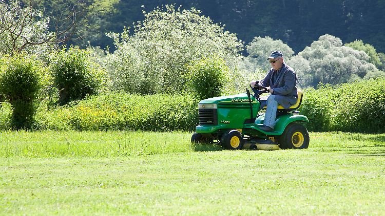Weiter ohne KFZ-Versicherung unterwegs: Mann mit Aufsitzrasenmäher.