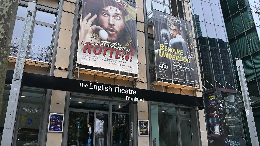 Plakate-des-aktuellen-Programms-haengen-ueber-dem-Eingang-des-English-Theatre