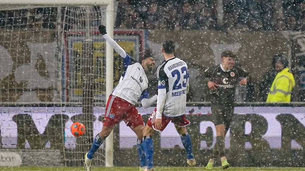Immanuel-Pherai-vom-HSV-jubelt-nach-seinem-Tor-zum-2-2-Ausgleich-mit-Jonas-Meffert-M