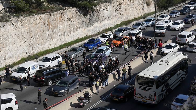 Israelische Sicherheitskräfte untersuchen den Schauplatz eines Schusswechsels in der Nähe der Siedlung Maale Adumim im Westjordanland.