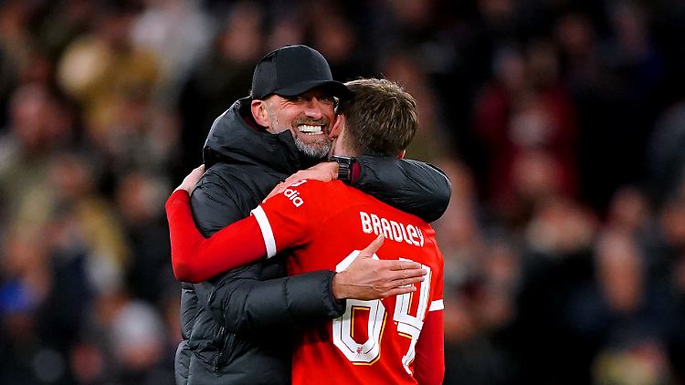 Jürgen Klopp und sein rechter Verteidiger Conor Bradley.