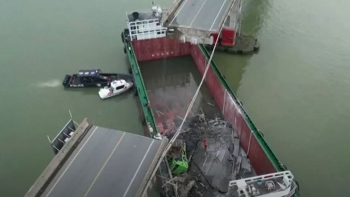 FrachterBrücke2.JPG
