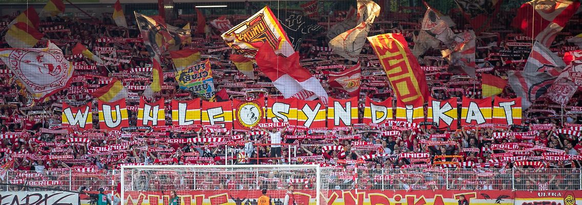 Fußball: Bundesliga, 1. FC Union Berlin - Borussia Dortmund, 10. Spieltag, An der Alten Försterei. Union Berlin Fans auf der Tribüne halten u.a. ein Banner mit der Aufschrift "Wuhle Syndikat".