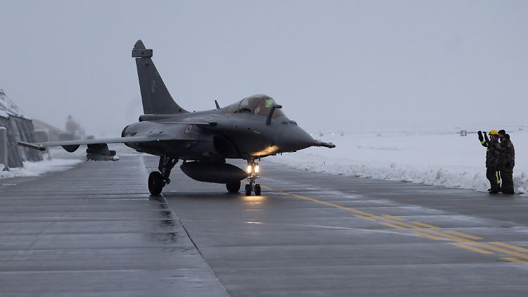 Ein französisches Flugzeug vom Typ Rafale startet von einem Militärlager im litauischen Siauliai, um ein russisches Kampfflugzeug zu beobachten.