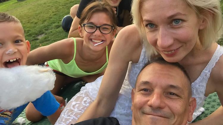 Familie Wlasenko ein Jahr vor dem Einmarsch der Russen bei der Einschulungsfeier des jüngsten Sohnes Igor in Irpin.