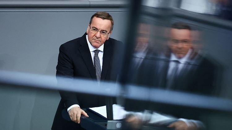 Weitere Unterstützung für die Ukraine soll es geben, sagt Verteidigungsminister Pistorius. Fragen nach Taurus beantwortet er nicht.