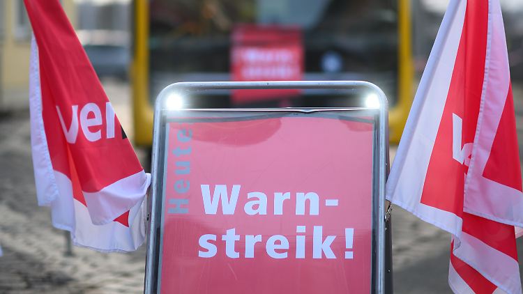 Bereits Anfang Februar blieben viele Busse und Bahnen stehen.