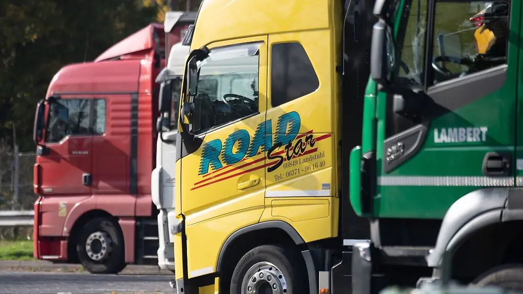 LKW-stehen-auf-dem-Parkplatz-einer-Rastanlage