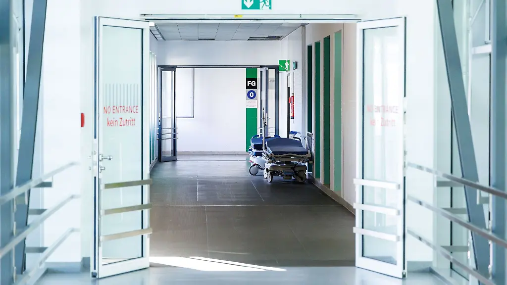 Krankenbetten-stehen-in-einem-Gang-in-einem-Krankenhaus