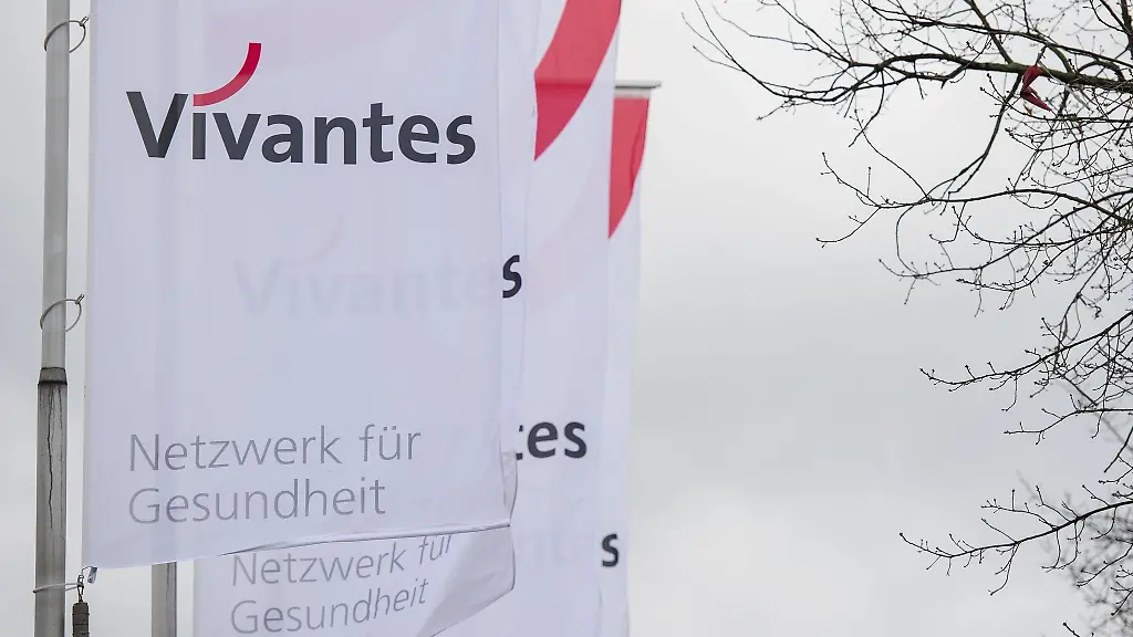 Fahnen-mit-der-Aufschrift-Vivantes-vor-dem-Vivantes-Klinikum-in-Berlin-Neukoelln-im-Wind