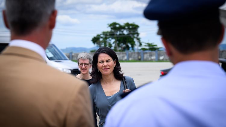 Es steckt der Wurm drin, erklärt der Kapitän Außenministerin Baerbock. 