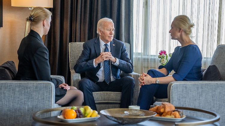 "Ich hatte die Ehre": US-Präsident Biden mit Julia und Dascha Nawalnaja. 