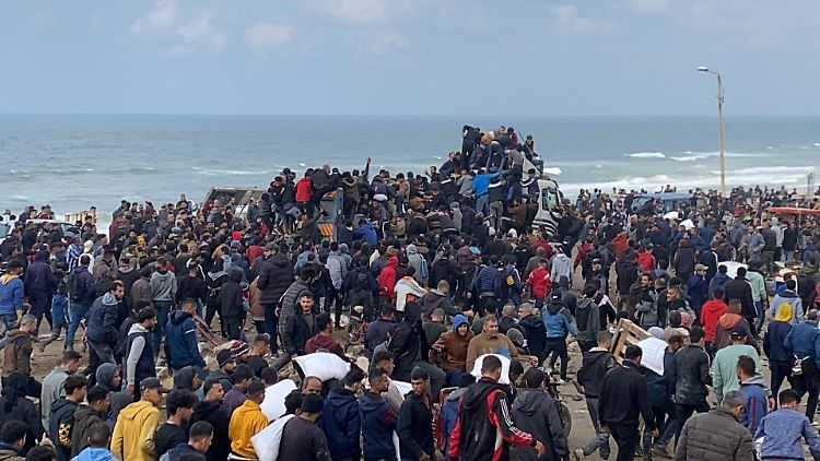 Gewaltiges Gedränge bei der Verteilung von Mehl im Norden des Gazastreifens.