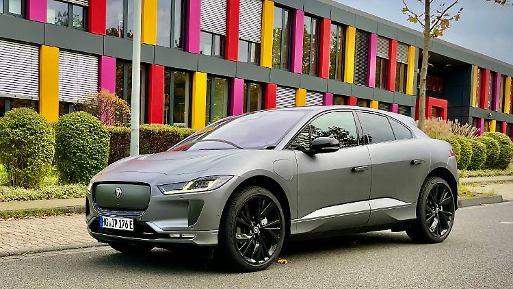 Die neueste Ausgabe des Jaguar-Stromers ist durch den geschlossenen Grill gekennzeichnet. Matrix-LED-Scheinwerfer gibt es gegen Aufpreis.