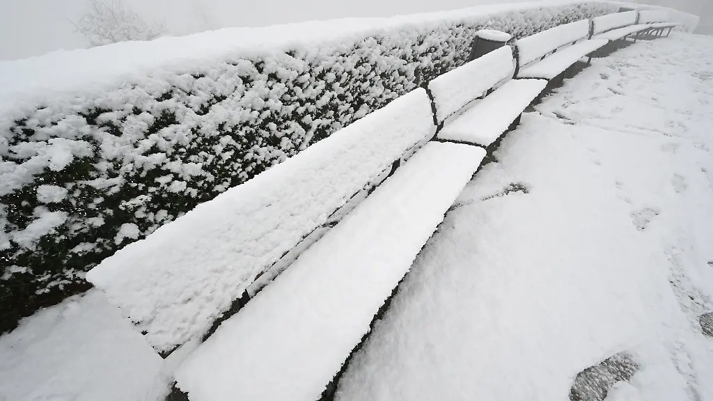 Schnee-liegt-auf-Baenken-an-einer-Aussichtsplattform-auf-dem-Wuerttemberg