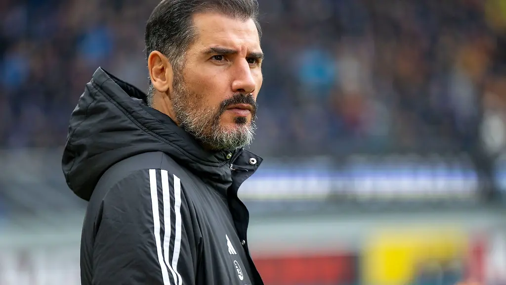 Nuernbergs-Trainer-Cristian-Fiel-betritt-das-Stadion