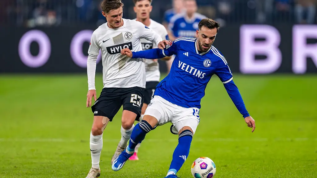 Elversbergs-Carlo-Sickinger-l-und-Schalkes-Kenan-Karaman-kaempfen-um-den-Ball