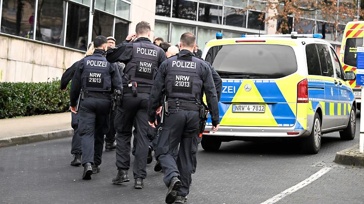 Nach dem Amoklauf des Schülers am Gymnasium in Wuppertal ist die Polizei mit einem Großaufgebot vor Ort. 