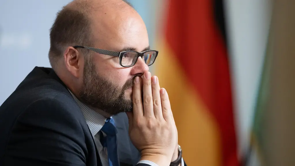 Sachsens-Kultusminister-Christian-Piwarz-nimmt-an-einer-Pressekonferenz-teil