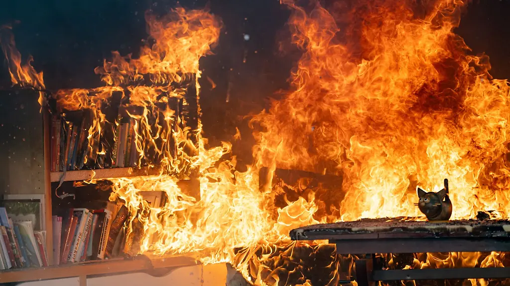 Ein-Zimmer-brennt-bei-einer-Demonstration-eines-Brandes-waehrend-der-Weihnachtszeit