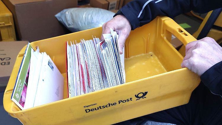 Briefe können ab dem kommenden Jahr 10,48 Prozent und Pakete 7,2 Prozent mehr kosten.