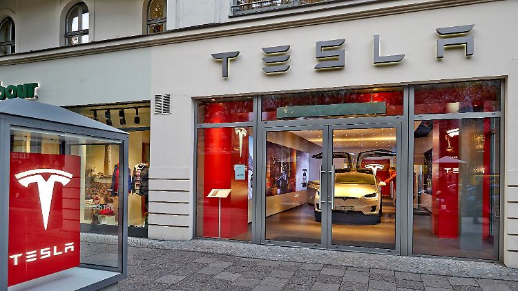 Tesla hat den Preiskampf angezettelt. Um den Druck auf die Konkurrenz hochzuhalten, will der US-Autopionier seine aggressive Preispolitik - ungeachtet sinkender Margen - fortsetzen.