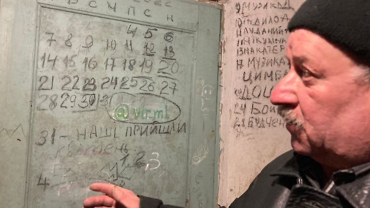 Das Dorf Jahidne war im Winter 2022 russisch besetzt. Die im Schulkeller eingesperrten Dorfbewohner zählten die Tage an einer Tür: 27.