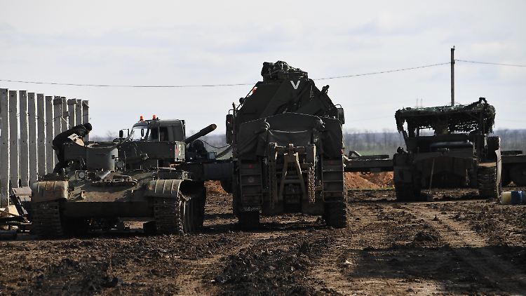 Die Tageszeitung "The Hindu" hatte berichtet, dass etwa 18 Inder in verschiedenen Grenzstädten entlang der russisch-ukrainischen Front gestrandet seien.