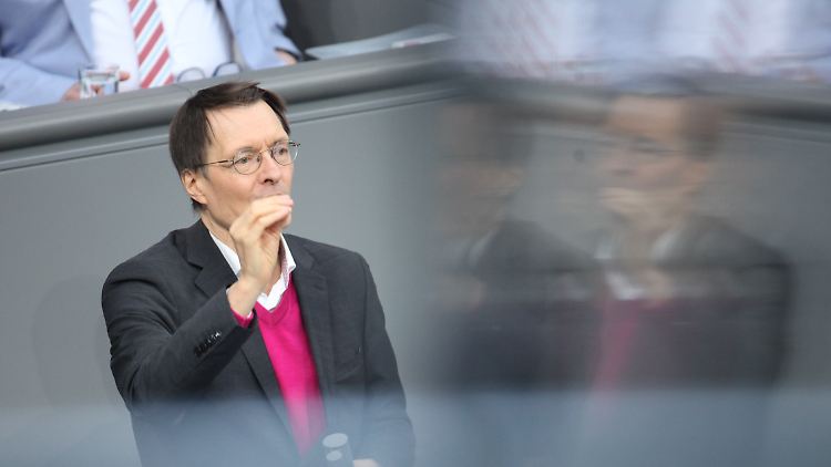 Nein: Lauterbach hat keinen Joint in der Hand. Ab 1. April dürfte er aber.