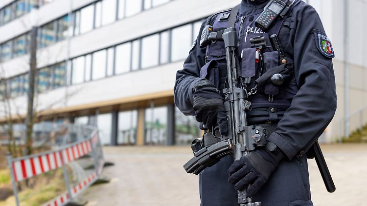 Ein Lehrer konnte den Amokläufer beruhigen, der Zustand soll angehalten haben, bis er die Einsatzkräfte erblickt hatte.