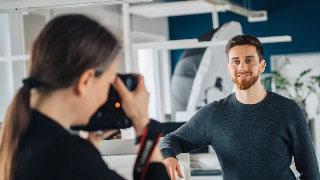 Wollen-Unternehmen-Fotos-von-Mitarbeitern-auf-ihrer-Webseite-veroeffentlichen-benoetigen-sie-dafuer-deren-Zustimmung