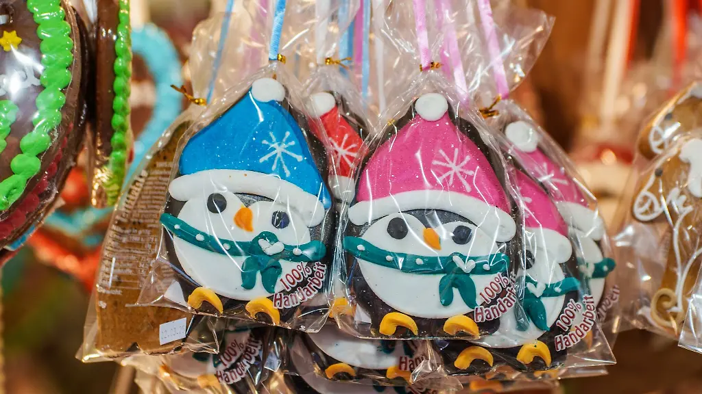 Weihnachtliches-Backwerk-haengt-an-einem-Verkaufsstand