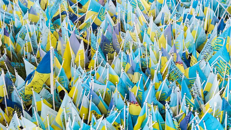 Ukrainische Fähnchen auf dem Unabhängigkeitsplatz, dem Maidan, in Kiew. Sie erinnern an Kriegsgefangene und Gefallene.