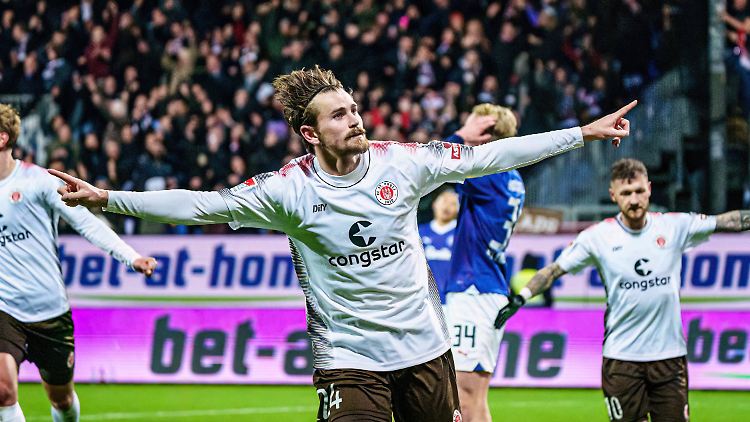 Am Ende durfte der FC St. Pauli im Zweitliga-Topspiel bei Holstein Kiel jubeln.