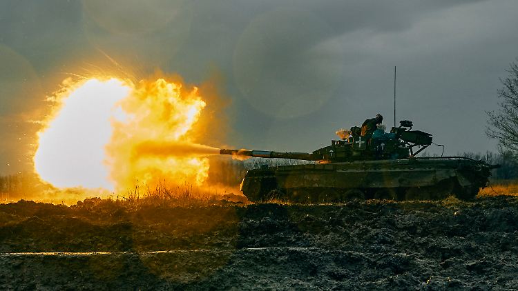 Mit einem erbeuteten T-80-Panzer aus russischen Beständen beschießen Ukrainer russische Stellungen.