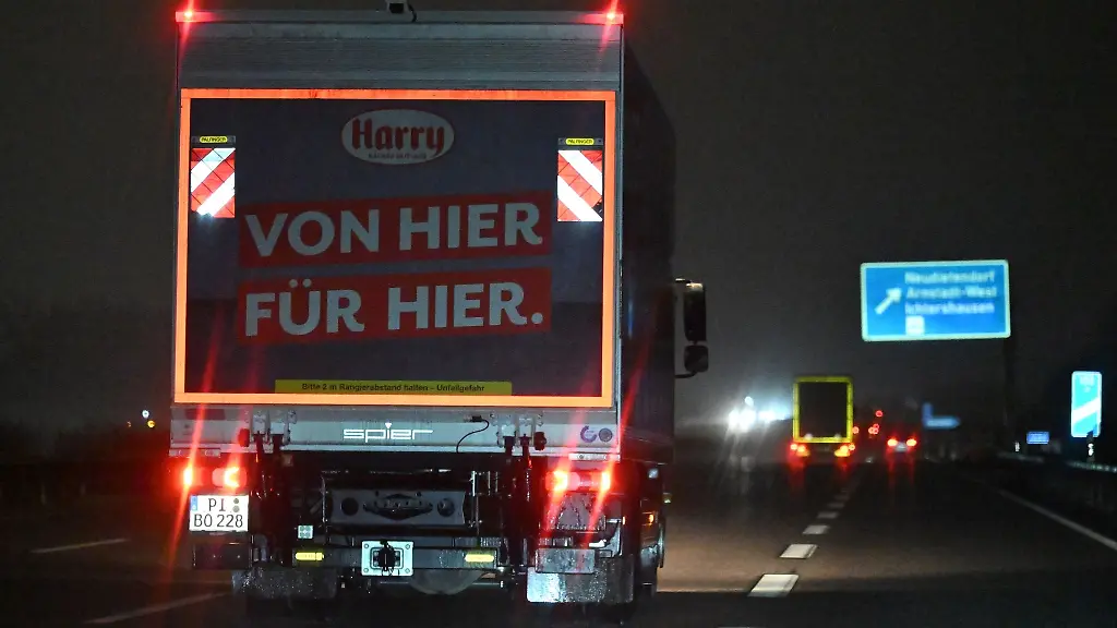 Lastkraftwagen-fahren-auf-der-Autobahn-A4