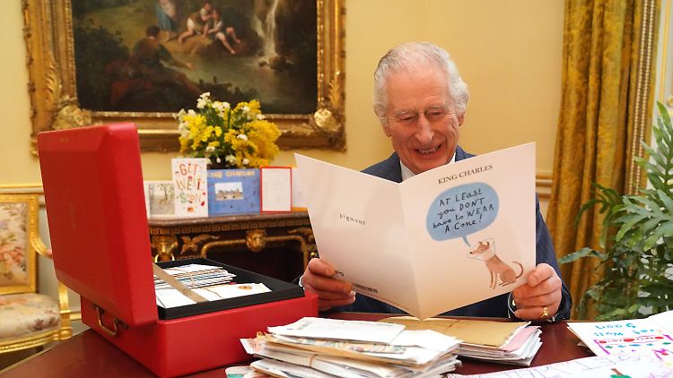 Charles liest eine Karte, auf der ein Hund sagt: "Wenigstens musst Du keinen Kegel tragen." Mit Kegel ist eine Halskrause gemeint..