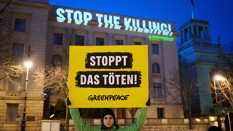 Es ist die erste von vielen Protestaktionen an diesem Tag vor der russischen Botschaft.