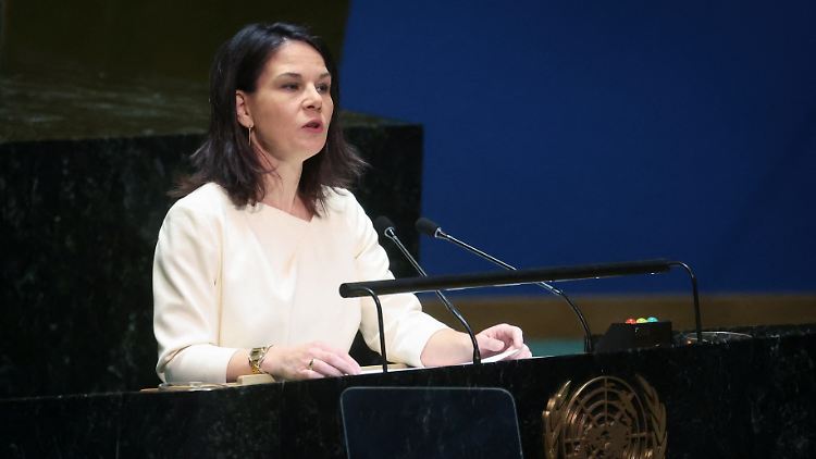 Annalena Baerbock reiste nach einer Sitzung der UN mit dem ukrainischen Außenminister Kuleba nach Berlin.