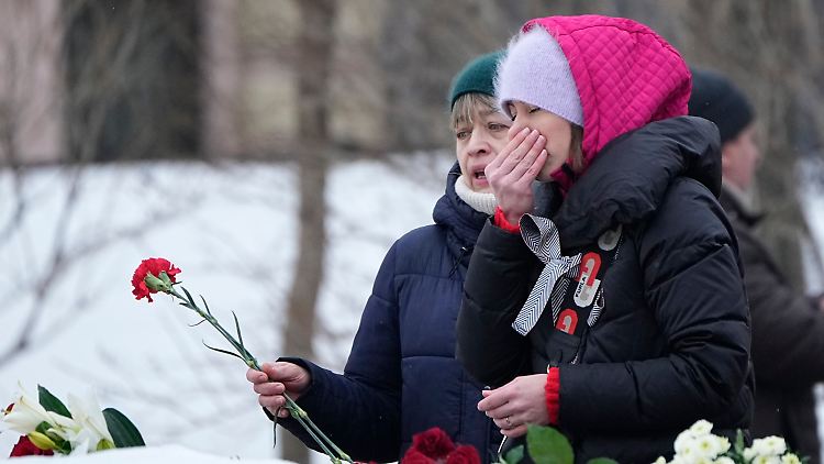 Ob zum Gedenken für Kreml-Gegner Nawalny oder beim Protest für die Rückkehr von Soldaten: Die Frauen in Russland demonstrieren weiter.